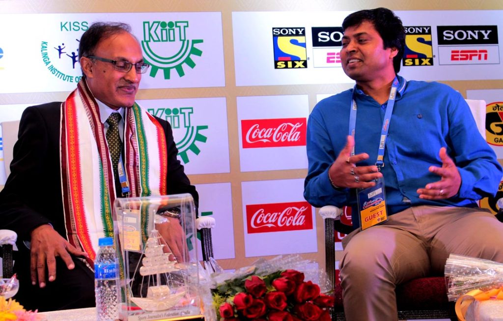 AIPS Asia secretary general Amjad Aziz Malik and India hockey icon Dilip Tirkey at the SJFI National Convention in Bhubaneswar on Sept 15, 2016.