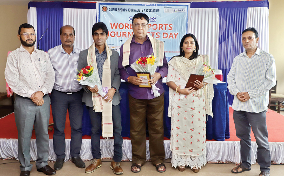 Para shuttler Pramod Bhagat, football legends Prafulla Kumar Mishra and Gitanjali Samantaray with OSJA vice-president Suresh Swain, secretary Sanatan Pani and treasurer Himanshu Patimishra at the World Sports Journalists Day function in Bhubaneswar on 2nd July, 2019.