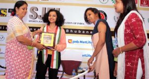 OSJA Samikshya Patnaik felicitates chess queen Padmini Rout in Bhubaneswar on Sept 17, 2016.