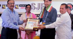 Police Commissioner Y B Khurania and KIIT Chairman Dr Achyuta Samanta felicitate Geet Sethi in the presence of P T Usha in Bhubaneswar on Sept 18, 2016.
